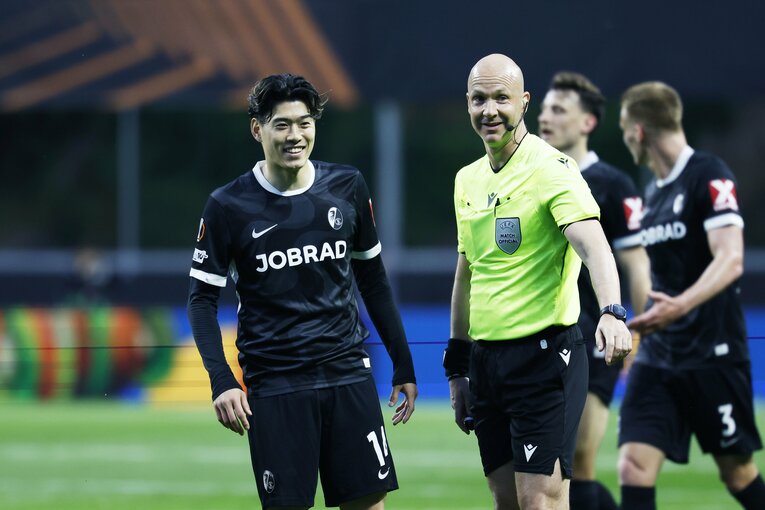W杯日本代表の負傷禍は三笘薫、遠藤航だけでなく鈴木唯人も鎖骨骨折だが…“断崖絶壁の敵地”ELでカメラマンが見た「順応した頼もしさ」とは(7)