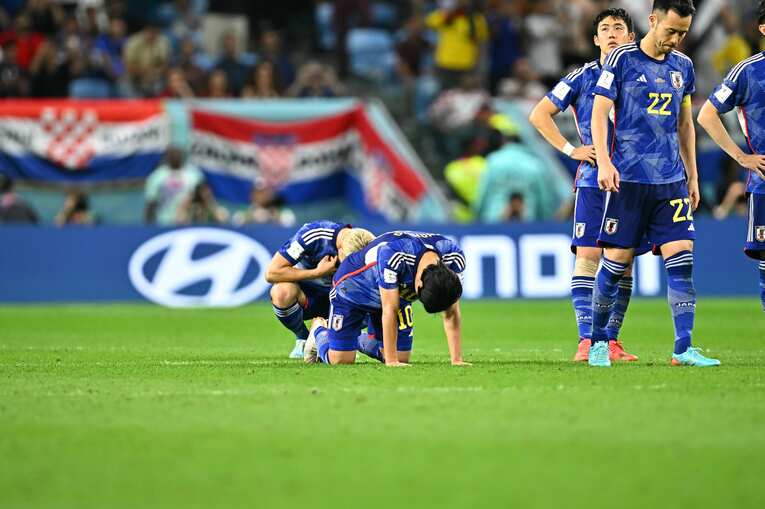 倒れ込む南野　©Takuya Kaneko／JMPA