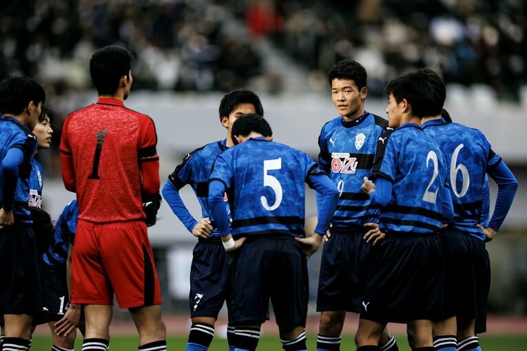 後半に立て直しを図った大津イレブン。9番がFW小林俊瑛（2年）　©︎Kiichi Matsumoto