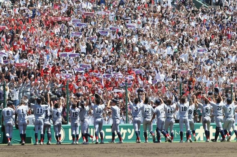 昨夏の甲子園を優勝した京都国際。今夏は京都産業大学附属高の吹奏楽部が友情応援に駆けつけている ／ photograph by JIJI PRESS