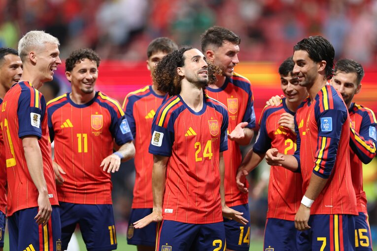 波乱…強豪スペインもワースト入り。「ピンストライプの太さも配色と噛み合っていない」 ©Getty Images