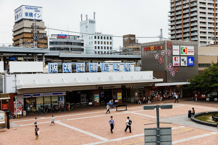 尼崎駅（こちらは駅の西口）。駅ナカにスーパー、コンビニ、ドラッグストア、マクドナルド、本屋などが入っており、とても便利そうだ
