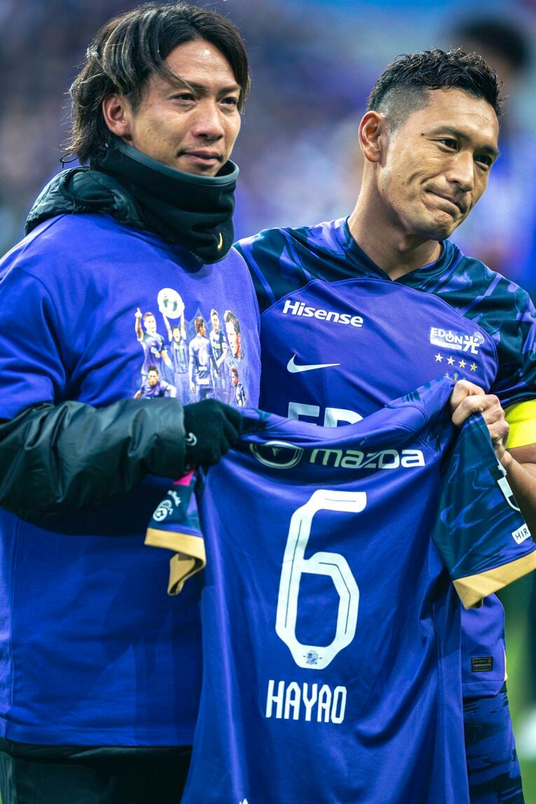 引退セレモニーで、青山は背番号6を川辺駿に託した　©Takuya Sugiyama