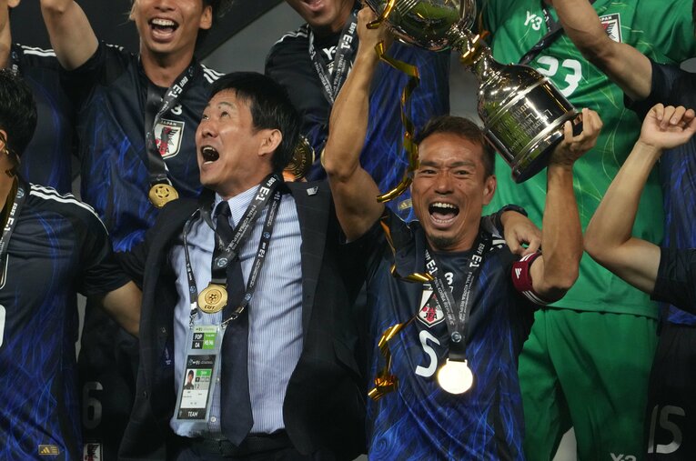 E-1選手権で3度目の優勝を飾りトロフィーを掲げる長友佑都と森保監督　©Getty Images