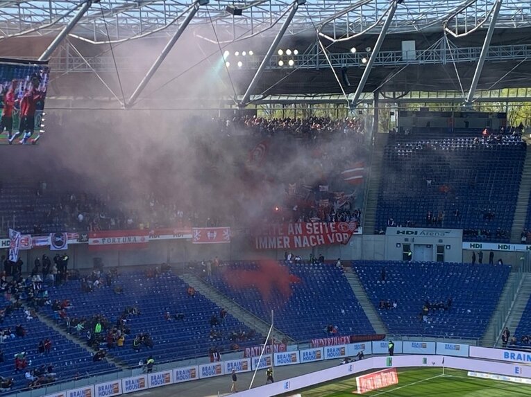 デュッセルドルフのサポーター席からは発煙筒の煙が　©Atsushi Iio