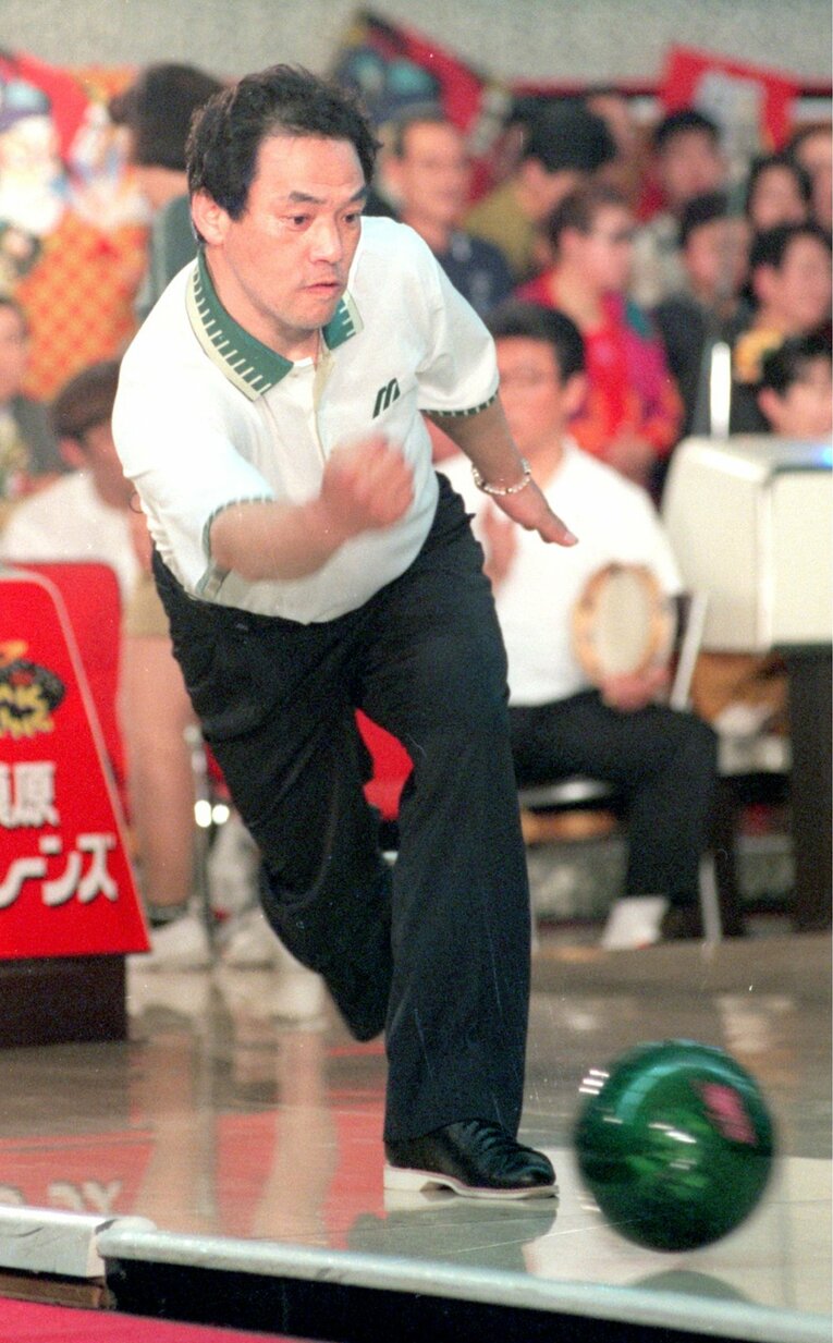 写真は日本ハム在籍時代の1998年。ボウリングの腕前を披露する落合　©Sankei Shimbun