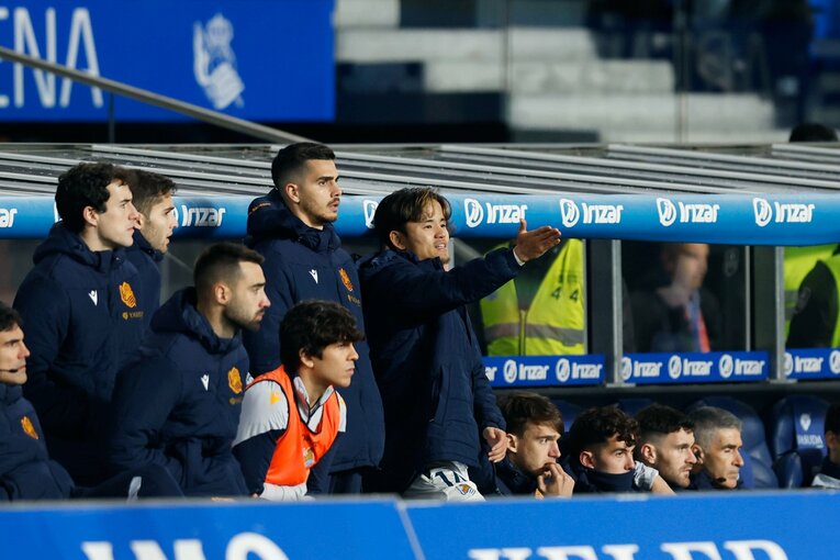 ベンチから試合を見つめる久保　©Daisuke Nakashima