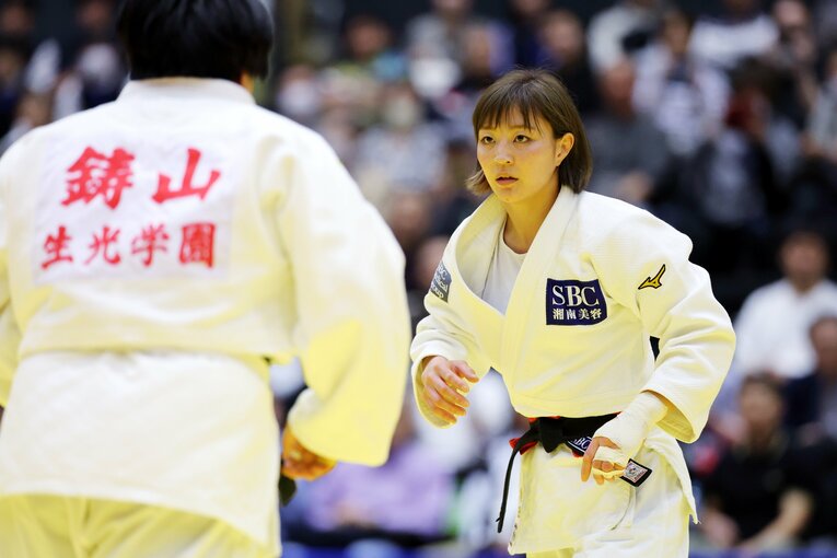 体重90kgの鋳山真菜実を相手に終始試合をコントロールした　©AFLO