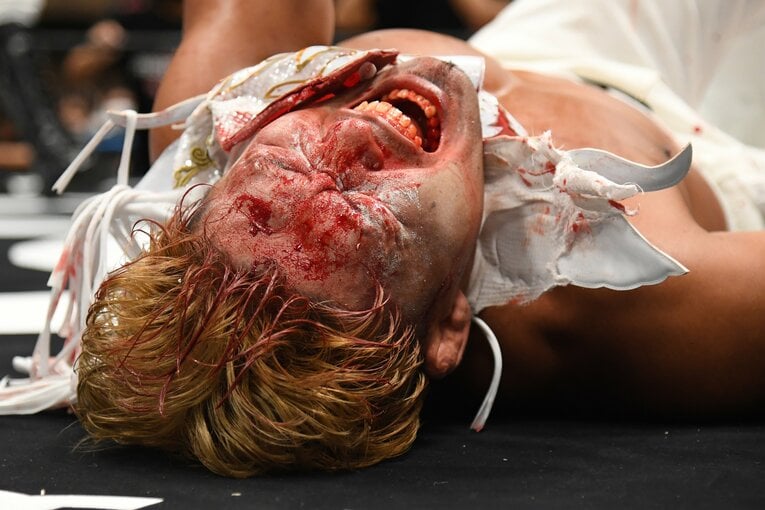 「死んでもいい覚悟なんていらねぇんだよ！」葛西純はエル・デスペラードに何を伝えたのか？ カメラマンが激写した“血と熱狂の23分30秒”(33)