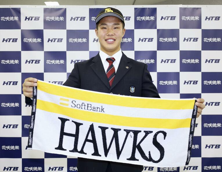 花咲徳栄高校にとっては初の1位指名となった井上。王者ソフトバンクで技をさらに磨き上げる　©Kyodo News