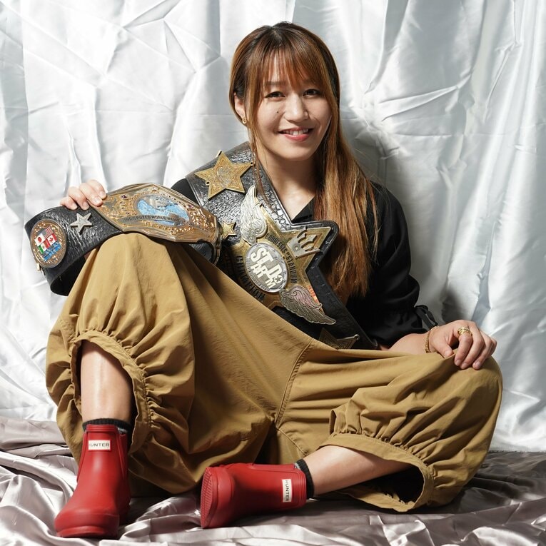 「家出して3カ月の漫喫暮らし」「枕をしたら仕事をやるよ」壮絶な過去を超えてスターダムの朱里が亡き母に誓う“赤いベルト”の夢(9)