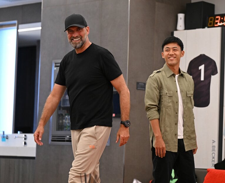 8月18日、リバプールに移籍した遠藤航。満足そうなクロップ監督　©Getty Images