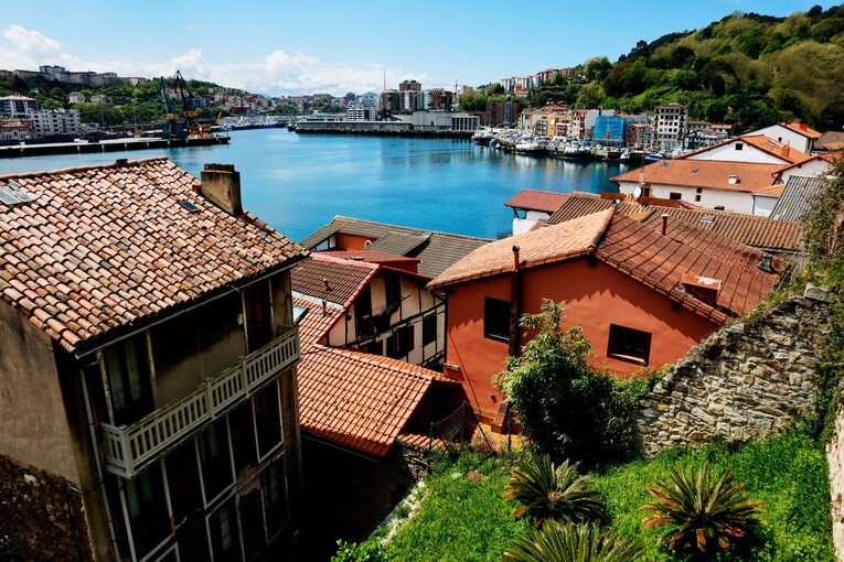 「クボはノルマル（普通）よ」辛口おばあちゃんにバルで遭遇も…カメラマンが撮った久保建英21歳の“軽快ドリブル＋母・祖母のような愛”(51)