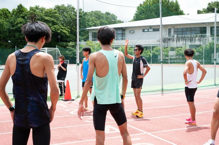 7月から監督となった寺田。選手たちの輪に入っても選手と思えるほど、その姿は若々しい　©Tadashi Hosoda