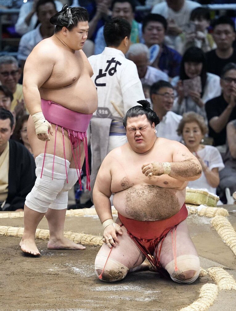 2024年名古屋場所、宇良（左）に黒星を喫して苦悶の表情を浮かべる阿武咲。怪我を抱え、身体の限界を理由に引退を決意した　©︎KYODO