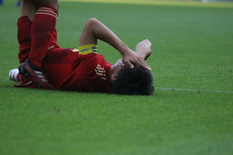 足も痺れ、敗戦の瞬間はなかなか立ち上がれなかった流経大柏キャプテン・藤井海和　©Takahito Ando