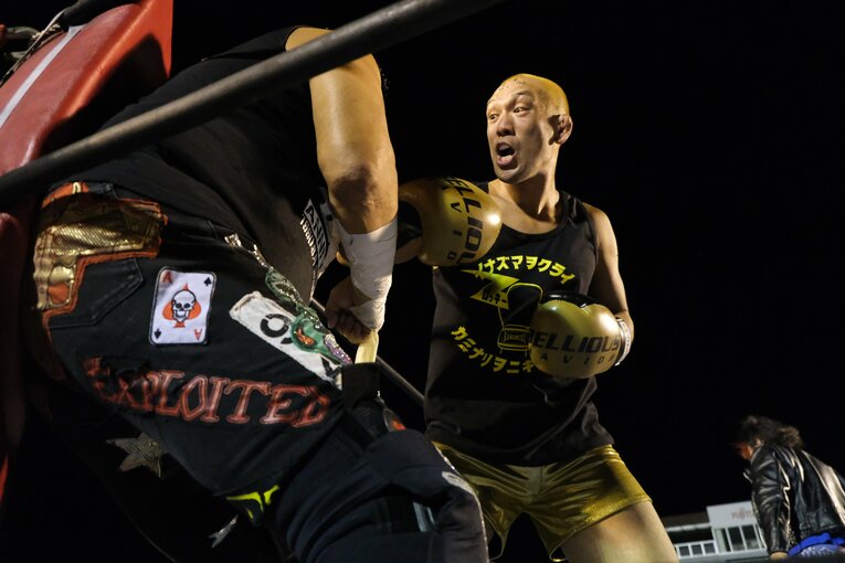 プロレスの試合でもグローブ着用で闘うロッキー川村2（写真はロッキー川村時代。大仁田厚とも対戦）　©Norihiro Hashimoto