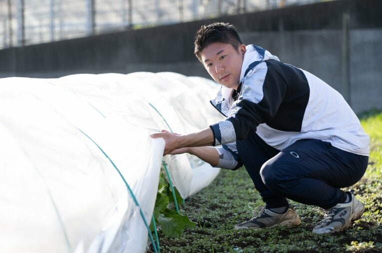 12月某日、厚木キャンパスの大根畑にて。東京農業大学の応援団長に大根踊りについて根掘り葉掘り聞いた ／ photograph by Nanae Suzuki