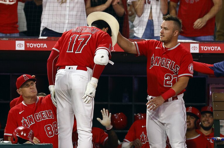 トラウト先輩に“お辞儀”してハットをかぶせてもらう大谷　©Getty Images