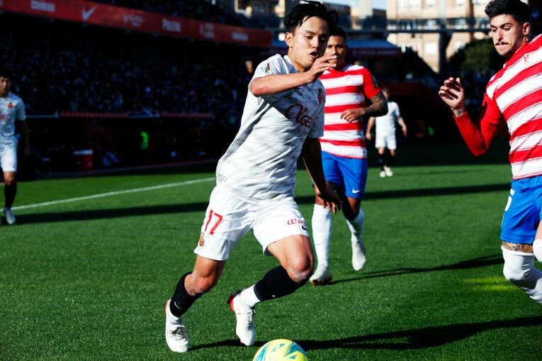 久保建英vsバルサがW杯イヤーのリーガ初戦… 年末の試合で見た「タケの身体の進化」と新星たちの奮起〈撮影者の視点〉(52)