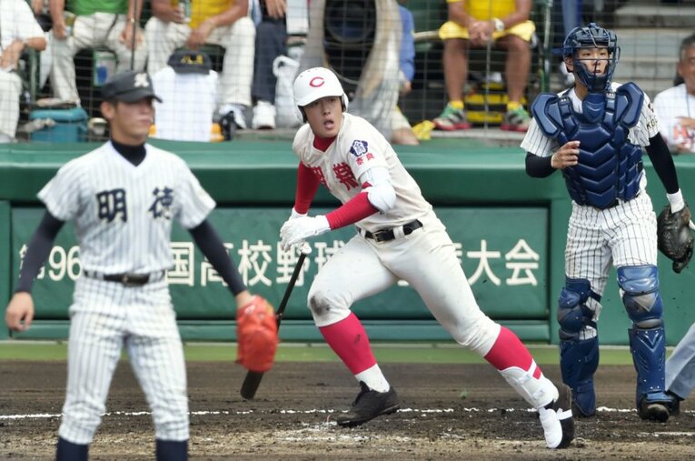 甲子園の初戦、明徳義塾戦でタイムリーヒットを放った智弁学園時代の岡本和真 ／ photograph by KYODO