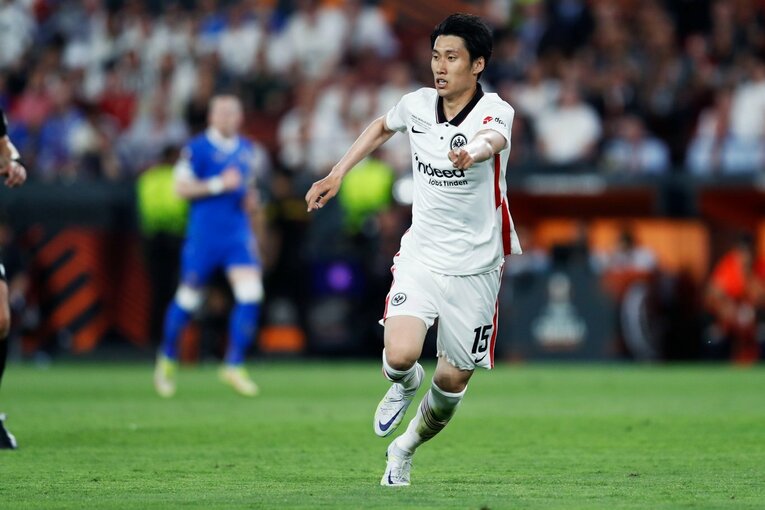 鎌田大地の号泣と“日の丸スパイク”に思い出す4年前の「カタールW杯には絶対出たいですよ」 長谷部誠とのEL優勝写真に“秘められた熱量”とは(17)