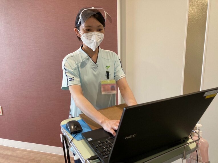 現在は整形外科病棟に勤務する尾山さん（写真/本人提供）