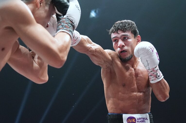 井上尚弥に“完封”された挑戦者ムロジョン・アフマダリエフ。試合が進むにつれて、その顔から自信が失われていった ／ photograph by Naoki Fukuda