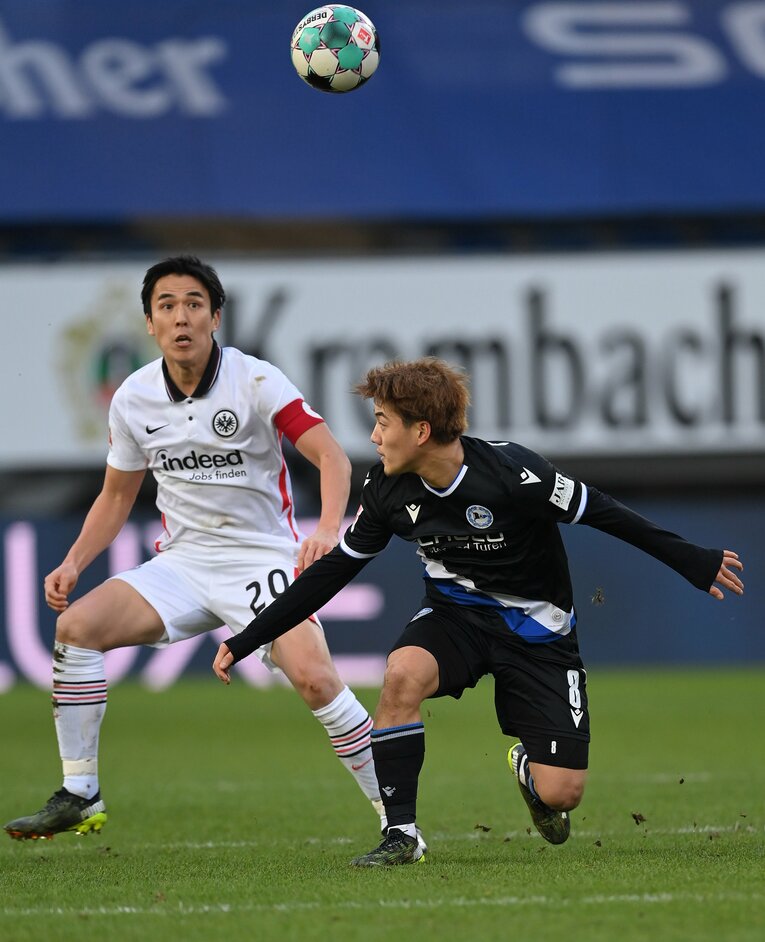 長谷部はビーレフェルト時代の堂安とマッチアップしたことも（2021年）　©Getty Images