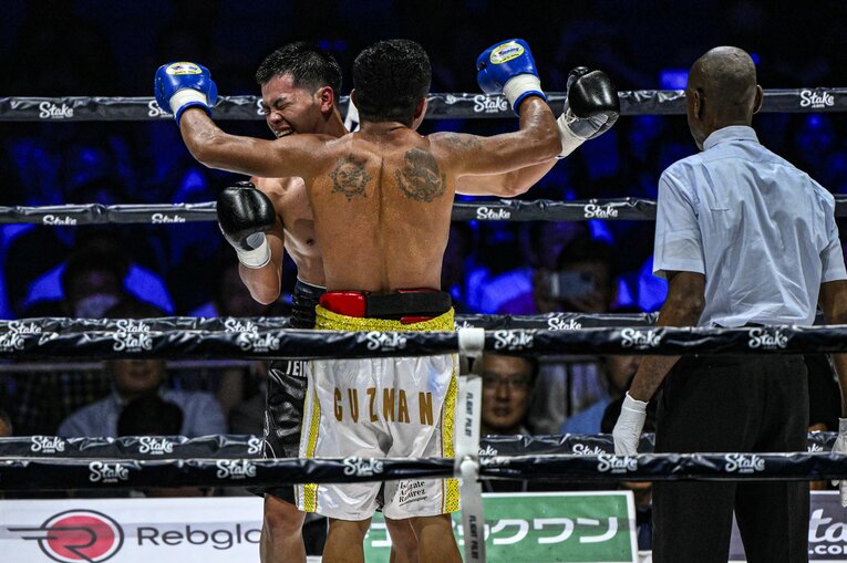 健闘を称え合う那須川天心とルイス・グスマン　©Takuya Sugiyama