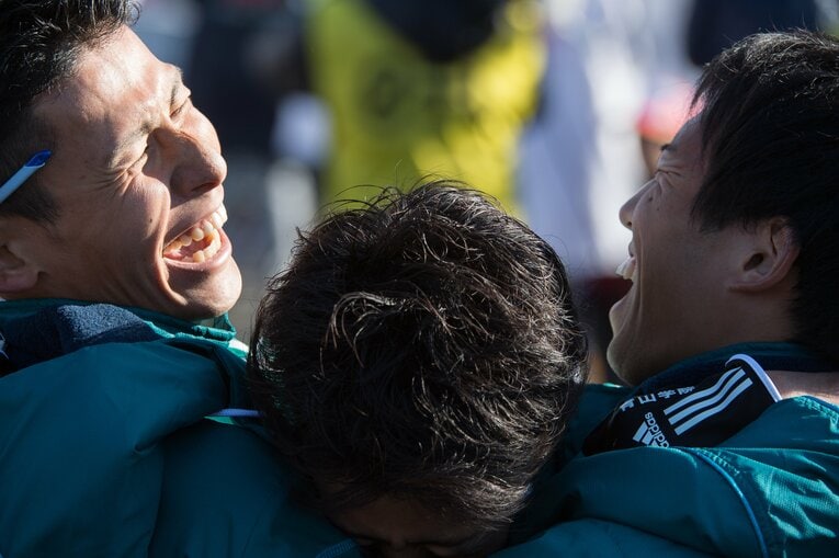 往路優勝を果たしチームメイトに飛び込んだ神野大地（青学大）　第92回箱根駅伝 ／ photograph by Nanae Suzuki