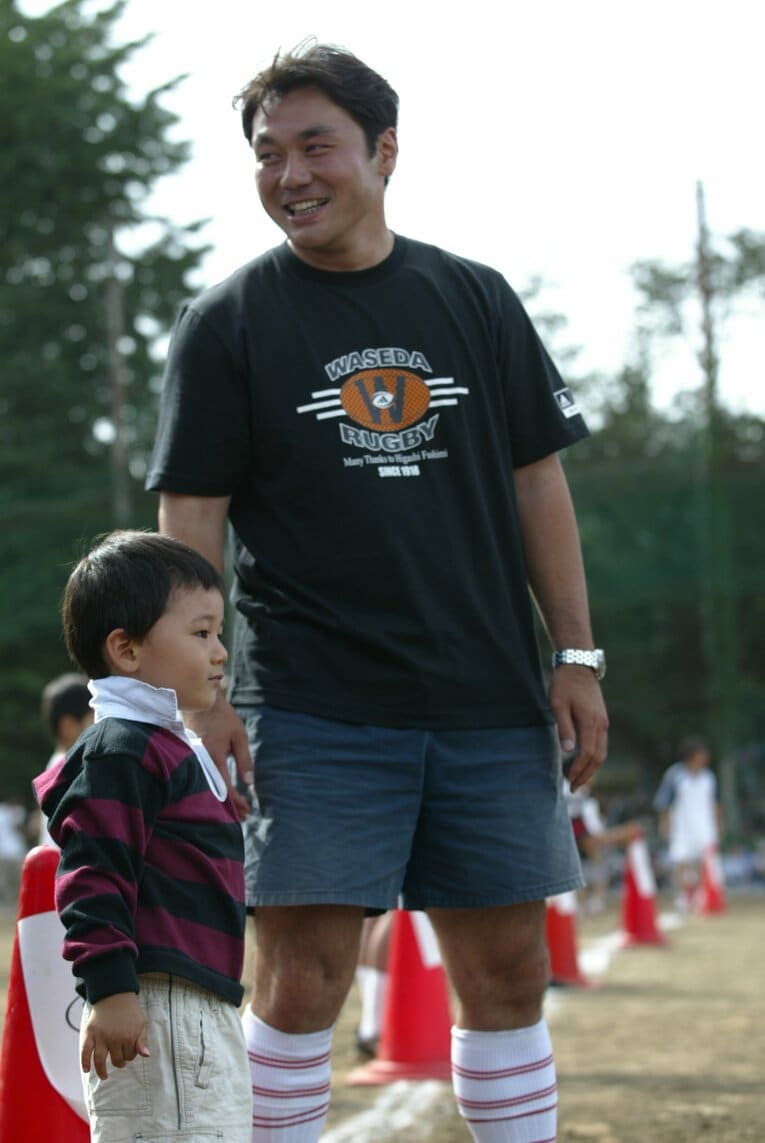2002年夏、早稲田大ラグビー部「東伏見グラウンドさよならイベント」で親子リレーに参加した清宮幸太郎（当時3歳）と父・克幸さん　©︎YUTAKA/AFLO SPORT