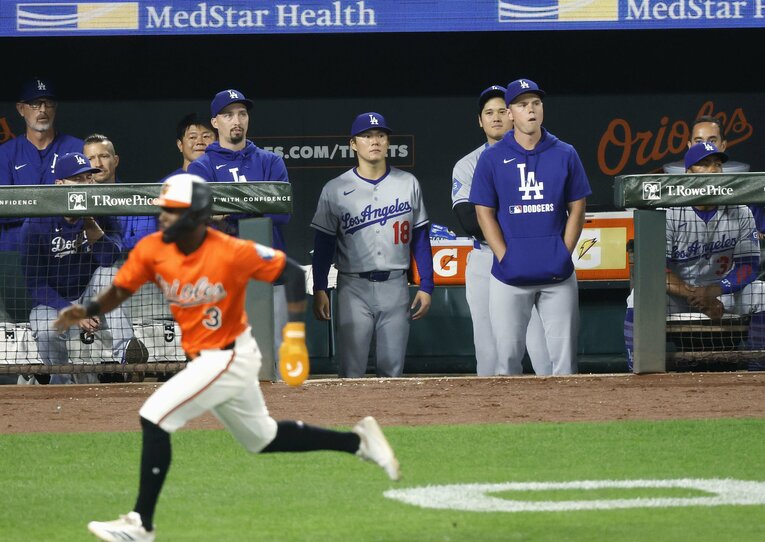 9月6日のオリオールズ戦。9回二死までノーヒッターを続けた山本由伸。しかし後続が打たれ、まさかのサヨナラ負け。大谷翔平、山本もぼう然　©KYODO