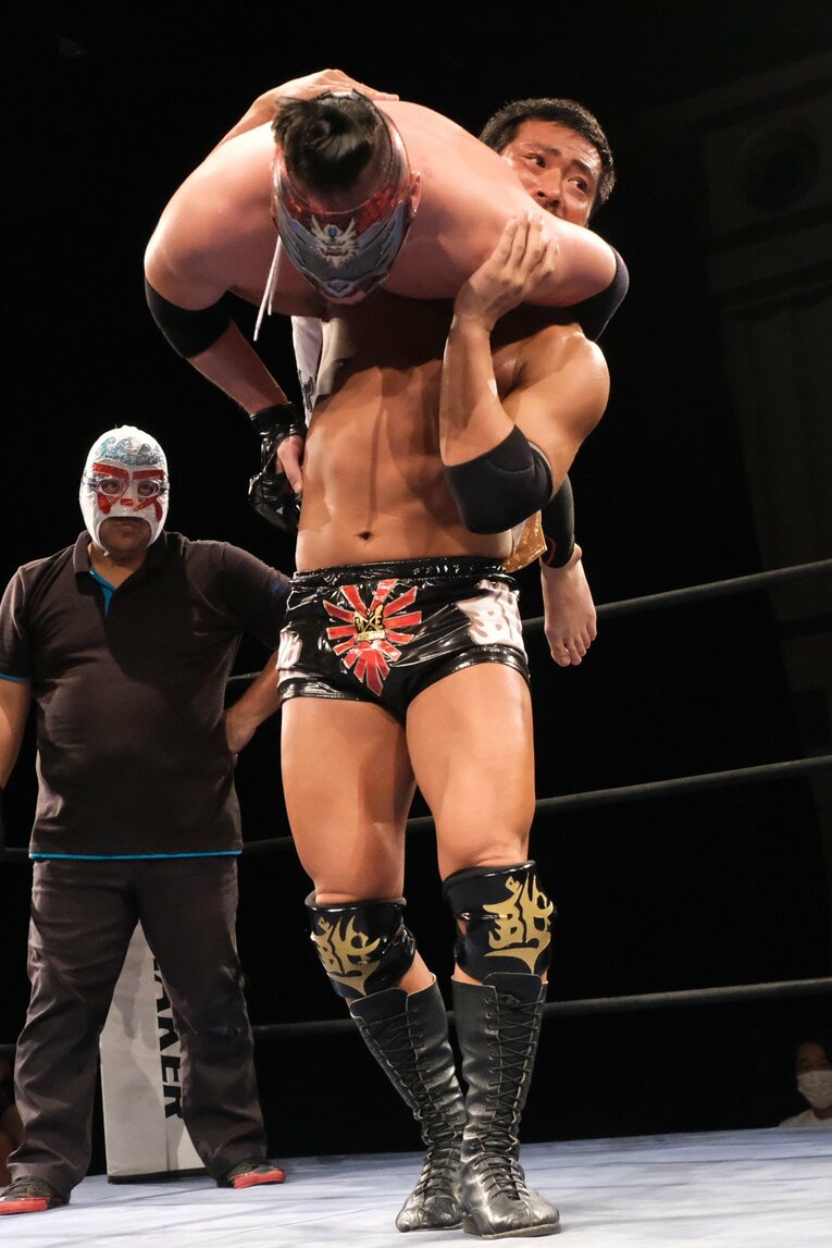 〈米軍基地で試合も〉沖縄唯一のプロレス団体『琉球ドラゴンプロレス』って何？ リングネームはグルクンマスク、首里ジョーなど(41)