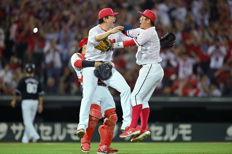 ノーヒットノーランを達成した直後、會澤に抱きかかえられ、小園とともに快挙を喜ぶ大瀬良（中央）　©JIJI PRESS