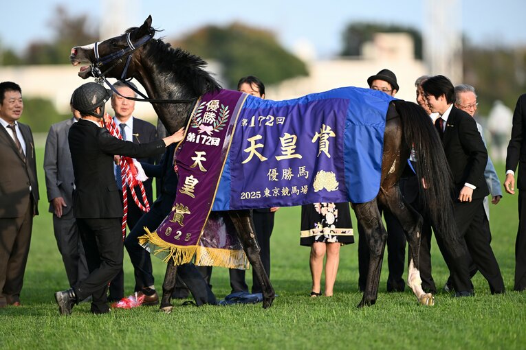 天皇賞・秋を制して興奮気味のマスカレードボール　©Keiji Ishikawa