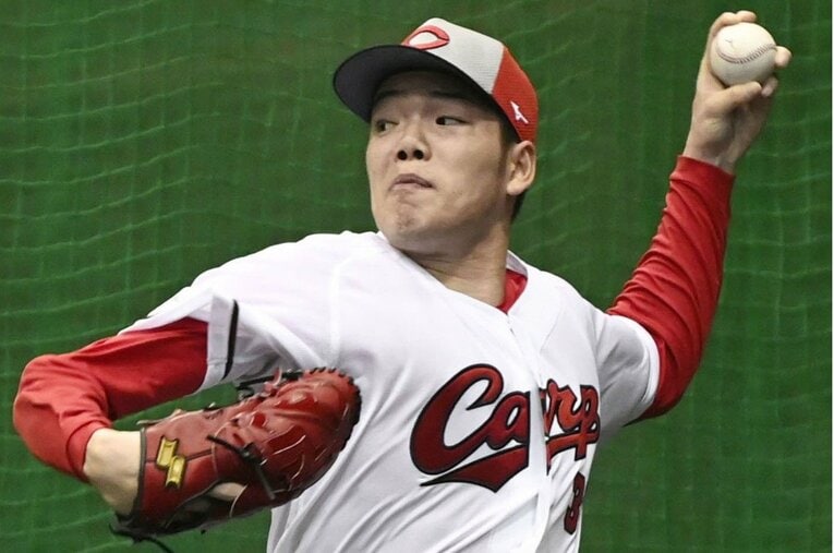 ブルペンで力強い球を投げ込む滝田。星槎道都大時代にはソフトバンク3軍から6回で10三振を奪い注目された ／ photograph by KYODO