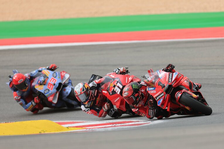 前に現王者のバニャイア、後ろに元王者のマルケスに挟まれ、アコスタは勝負しながらも多くを学んだという　©Satoshi Endo