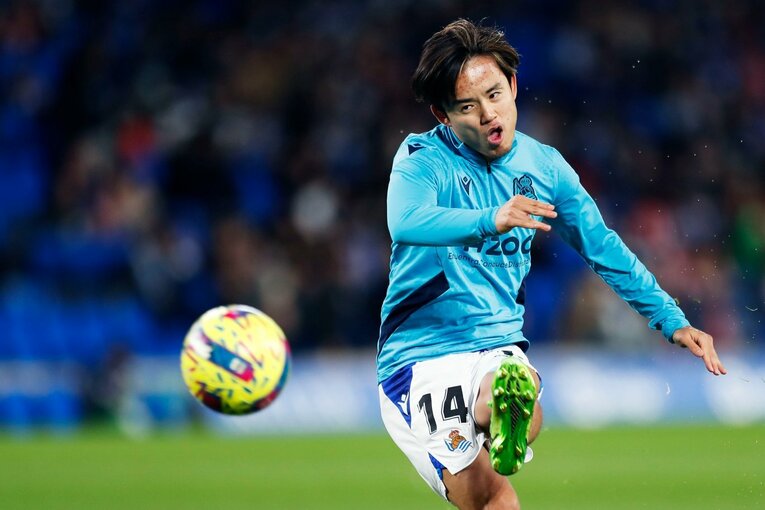 「“クボの疑惑PK”を写真で見ると」「日本代表ユニの少年も」ダービー熱狂のゴラッソ…映像で伝わりきらない“MVP久保建英”の英雄ぶり(16)