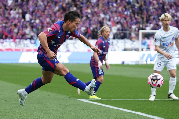 右SBとして3月2日の広島戦にフル出場した長友佑都　©Etsuo Hara/Getty Images