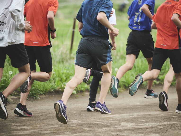 強豪・佐久長聖高校の練習。起伏のあるクロスカントリーコースで練習する選手たち。普段の練習では厚底シューズは履かせないという　©Yuki Suenaga