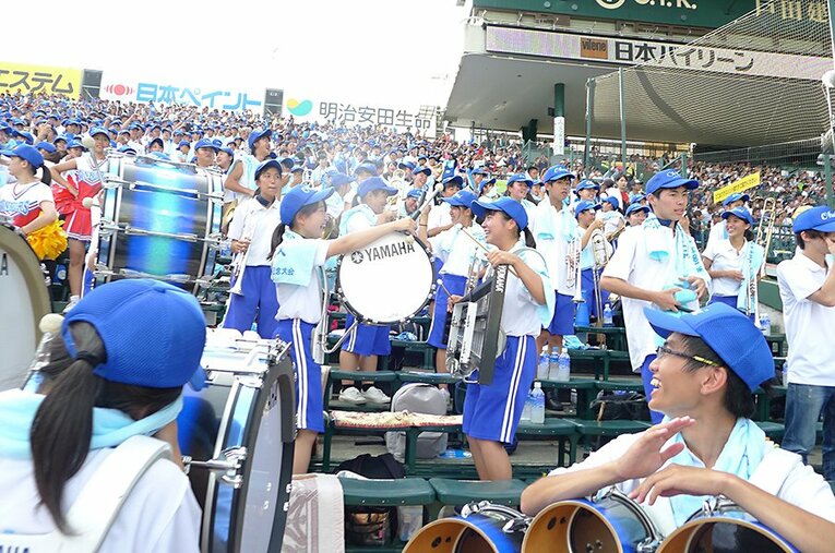 昨夏の近江の応援風景。応援のかいあって、チームが見事にサヨナラ勝ちした、歓喜の瞬間！ ／ photograph by Yukiko Umetsu