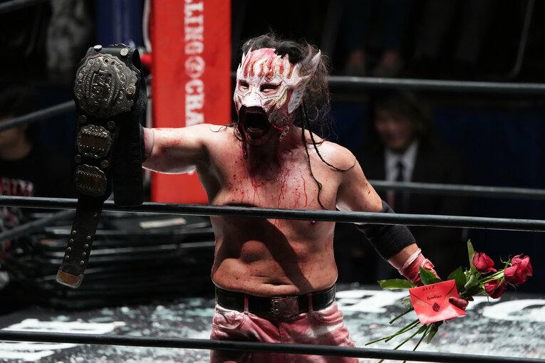 IWGPジュニアヘビー級のベルトを誇示するエル・デスペラード　©Essei Hara