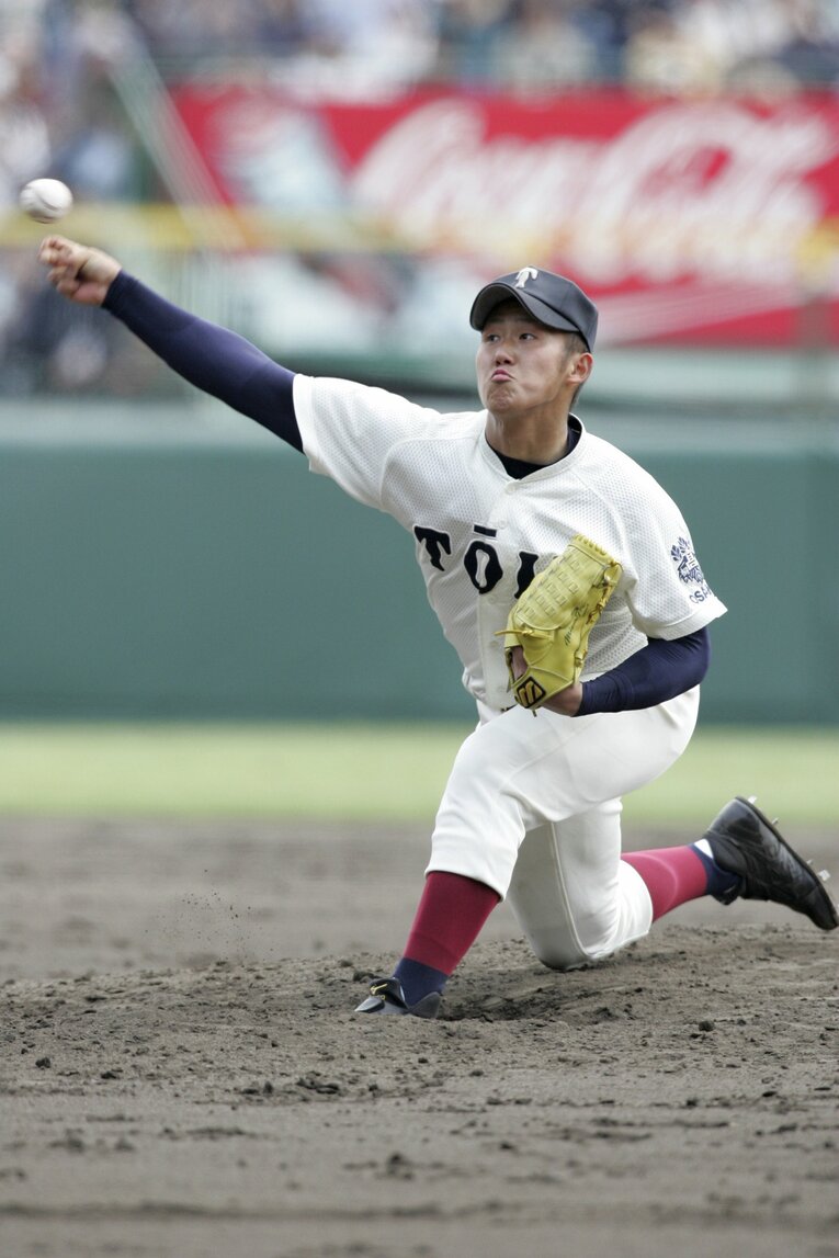 2004年センバツ準々決勝・常葉菊川戦に登板した大阪桐蔭・中田翔。終盤に崩れ、技巧派サウスポー田中健二朗との投げ合いに敗れた　©︎Hideki Sugiyama