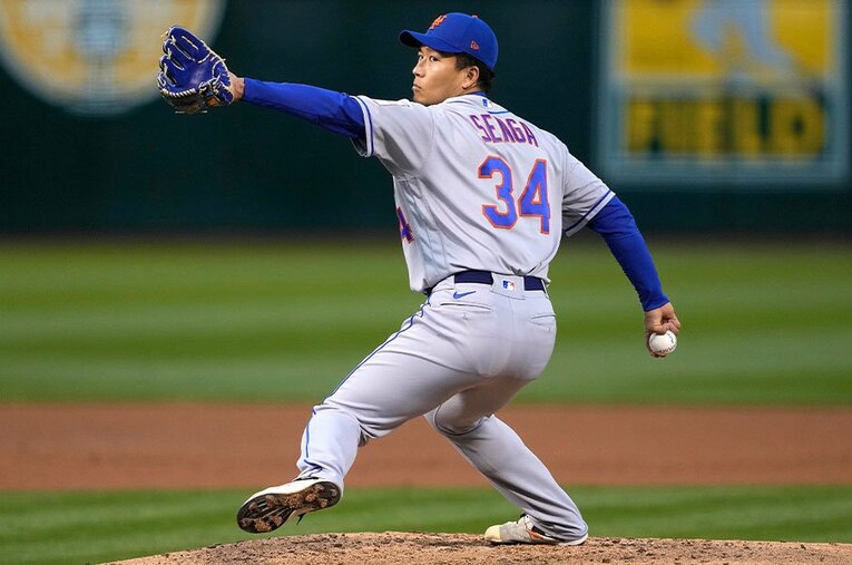 4月14日、あと1アウトで降板しデビューから「3連勝」とはならなかった千賀。その言葉と表情からは揺るがぬ覚悟が感じ取れた ／ photograph by Getty Images