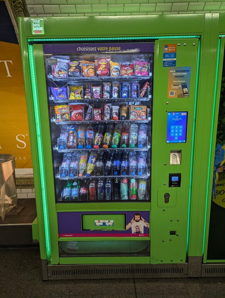 お菓子と飲料が一緒になった自動販売機　©Yu Saito