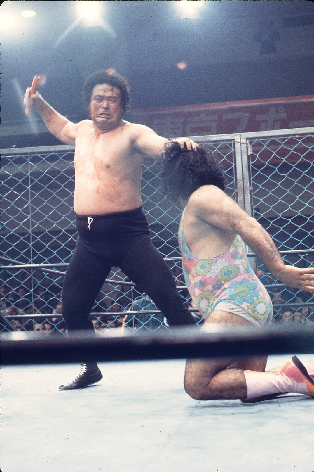 ラッシャーとジプシーによる金網デスマッチの様子　©Moritsuna Kimura