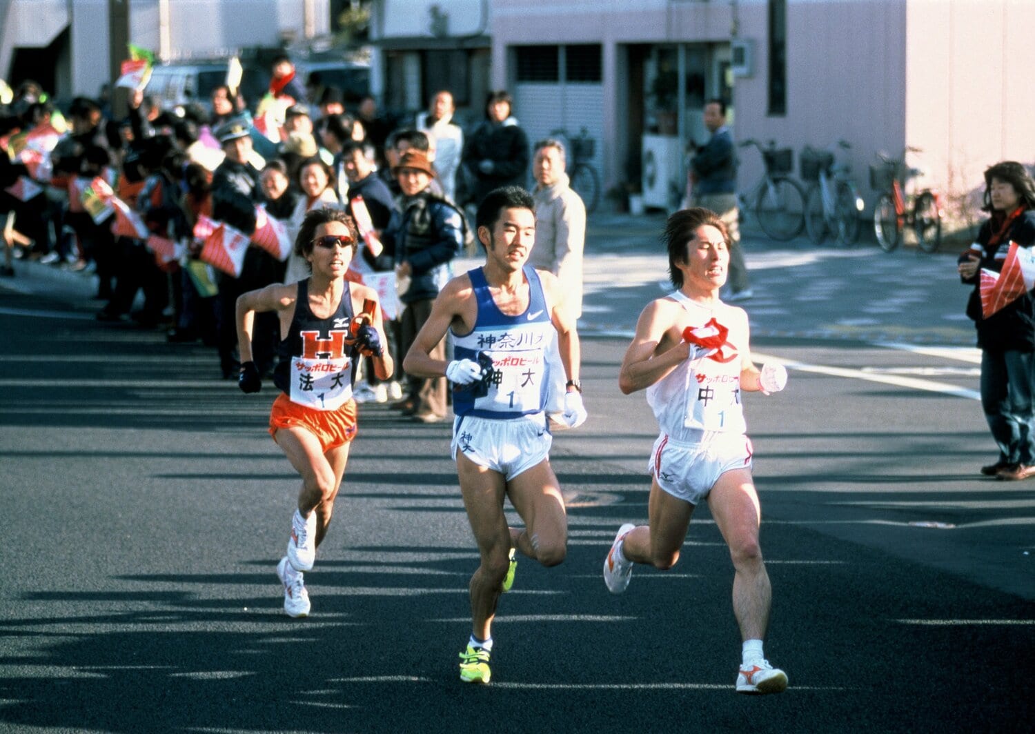 2001年の箱根駅伝ではルーキーながら1区で区間3位と好走した黒田（左）。高校時代は3000ｍ障害でインターハイを制し、鳴り物入りでの入学だった。長男の朝日、次男の然は現在、青学大で活躍中　©BUNGEISHUNJU