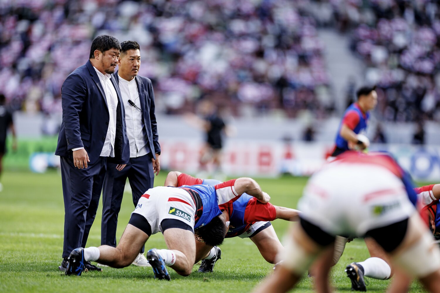 試合前にスクラムを確認する竹内(奥)。斉藤コーチが背中を追う日本代表・長谷川慎コーチ(左)の期待も大きい ©︎Kiichi Matsumoto