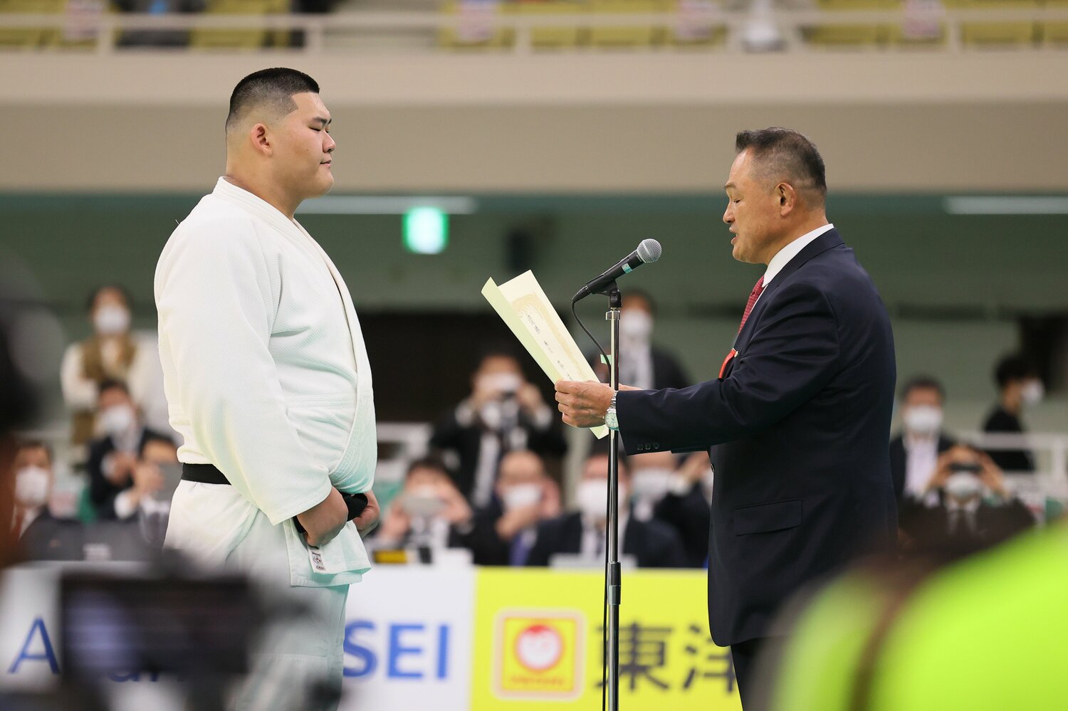 山下会長（右）から賞状を受け取る斉藤立　©︎AFLO SPORT